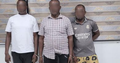 “Taxi Scam Uncovered: Three Suspects in Custody for Phone Snatching”
